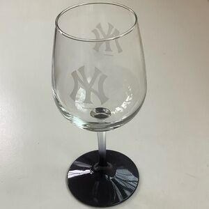 NY Yankees Etched Wine Glass